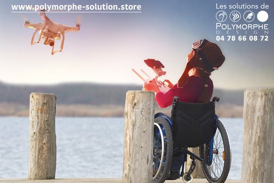 Les solutions de Polymorphe Design : la technologie, entre autres, peut rendre accessible les espaces naturels. Une enfant, en fauteuil roulant, parcours un étang à l&#x27;aide d&#x27;un drone.